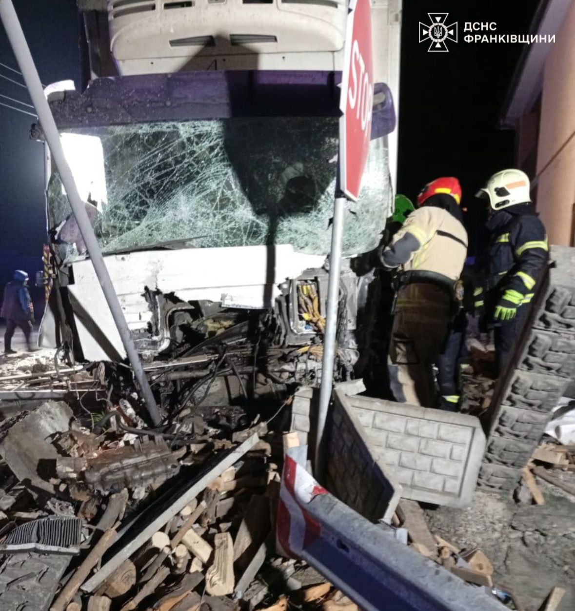 На Прикарпатті вантажівка врізалася у бетонну огорожу